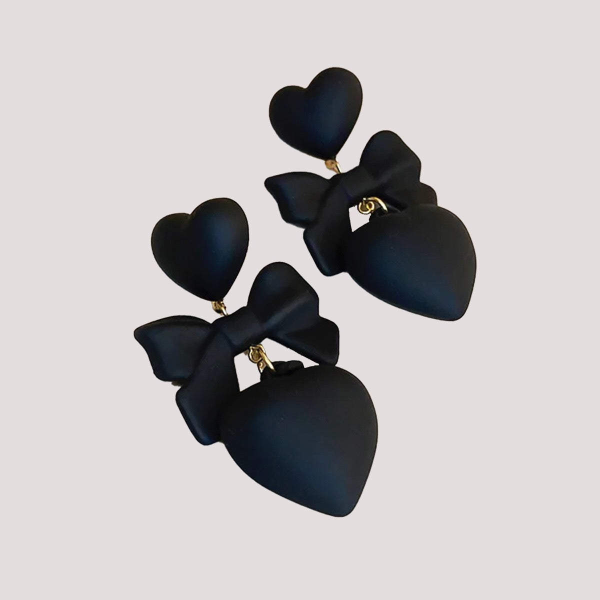 BLACK HEART EARRING